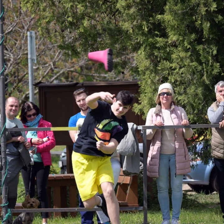 Gumicsizma hajító verseny és kézműves piac